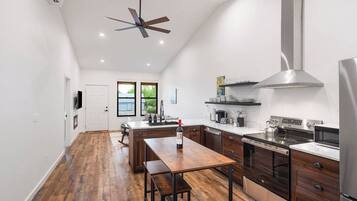 Kjøleskap, mikrobølgeovn, ovn og kokeplater