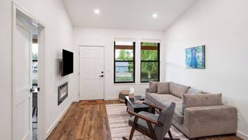 Una Smart TV, una chimenea