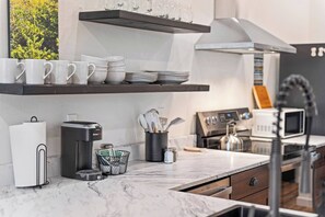 Frigorifero, microonde, forno, piano cottura
