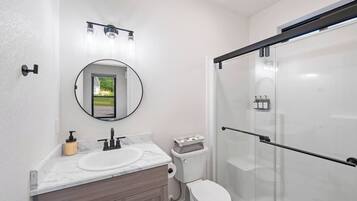 Douche, sèche-cheveux, serviettes fournies