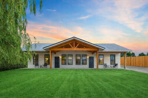 Wolf-Themed Montana Duplex: Cozy 2BR Getaway with Fireplace & WiFi