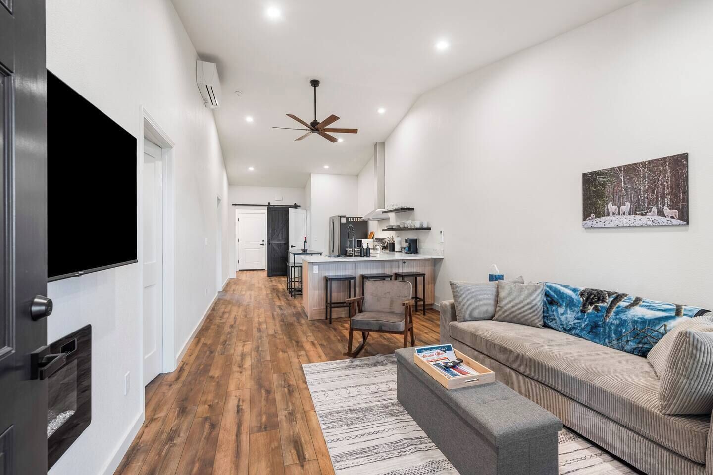 Smart TV, fireplace