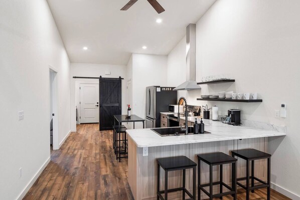 Een koelkast, een microgolfoven, een oven, een kookplaat