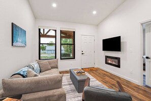 Smart TV, fireplace