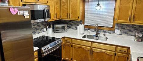 Refrigerador, microondas, horno y parrilla de estufa