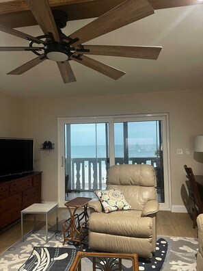 Televisión, videojuegos, reproductor de DVD, futbolito