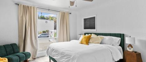 Skrivebord, strykejern/-brett, reiseseng for barn og wi-fi (inkludert)