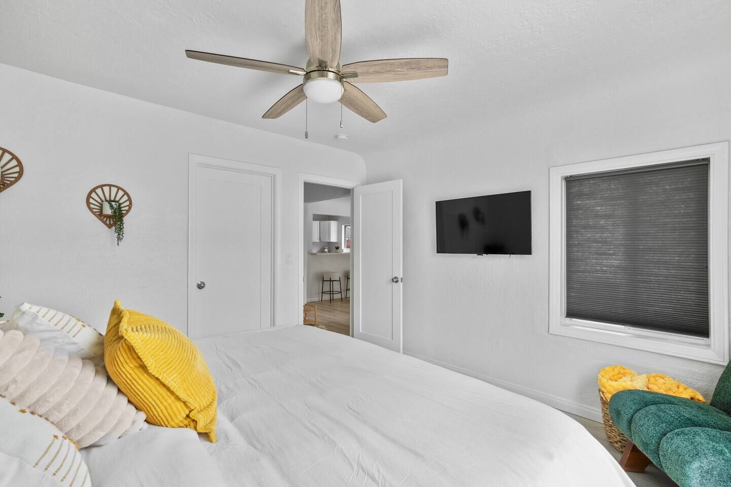 Escritorio, tabla de planchar con plancha, cuna de viaje y wifi gratis 