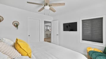 Escritorio, tabla de planchar con plancha, cuna de viaje y wifi gratis