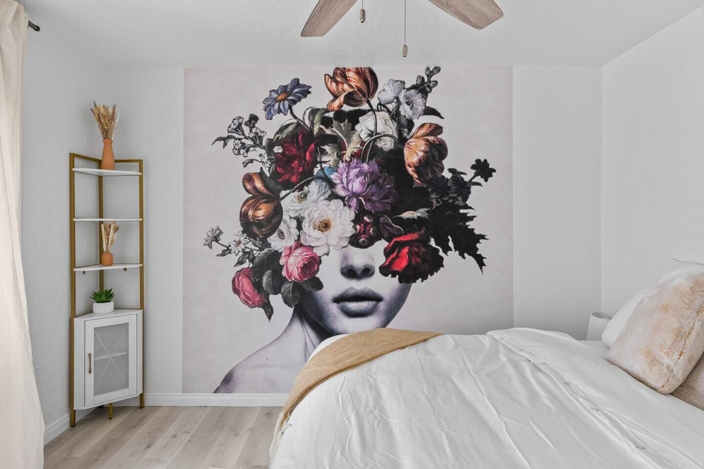 3 soverom, skrivebord, strykejern/-brett og reiseseng for barn