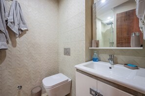 Shower, hair dryer, towels, toilet paper - 3 bedroom apartment with pool in marrakech (Marrakech)