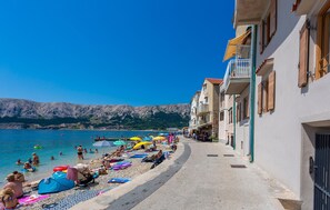 Beach nearby - Lovely apartment in Baska with house sea view (Baska)