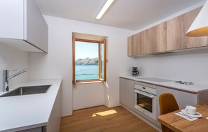 Frigorifero, forno, piano cottura, lavastoviglie