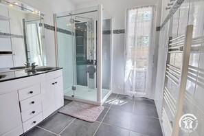 Dusche, Haartrockner, Handtücher