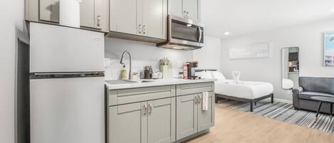 Kühlschrank, Mikrowelle, Herdplatte, Wasserkocher mit Kaffee-/Teezubehör