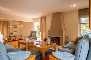 TV, fireplace - Villa Elisa 6ppl Poseidon Temple & Sea View, Sounio (LAVRIO)