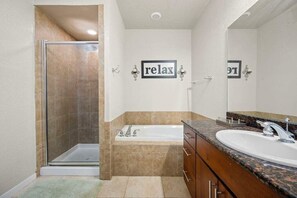 Hair dryer, towels, soap, shampoo - Cozy villa with a lot of natural light, and WiFi, in welcoming Lago Vista

 (Lago Vista)