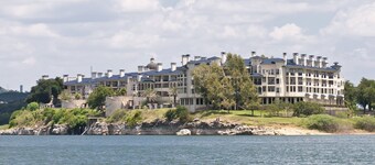 Cozy villa with a lot of natural light, and WiFi, in welcoming Lago Vista

