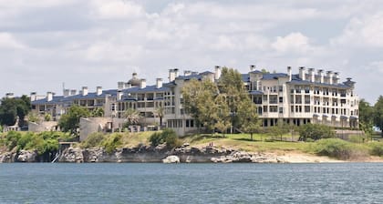 Cozy villa with a lot of natural light, and WiFi, in welcoming Lago Vista