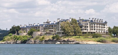 Cozy villa with a lot of natural light, and WiFi, in welcoming Lago Vista

