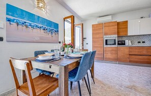 Een koelkast, een oven, een vaatwasser, een koffiezetapparaat/waterkoker