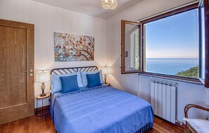 3 slaapkamers, een strijkplank/strijkijzer, reisbedje, gratis wifi