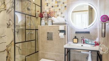 Apartament clàssic | Bany | Articles de tocador gratuïts, assecador de cabells i sabó