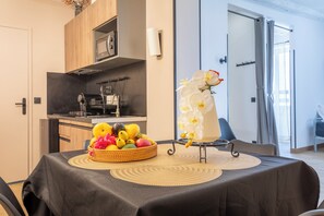 4 Panier Enchanté | Cocina privada | Tetera eléctrica y comedor 