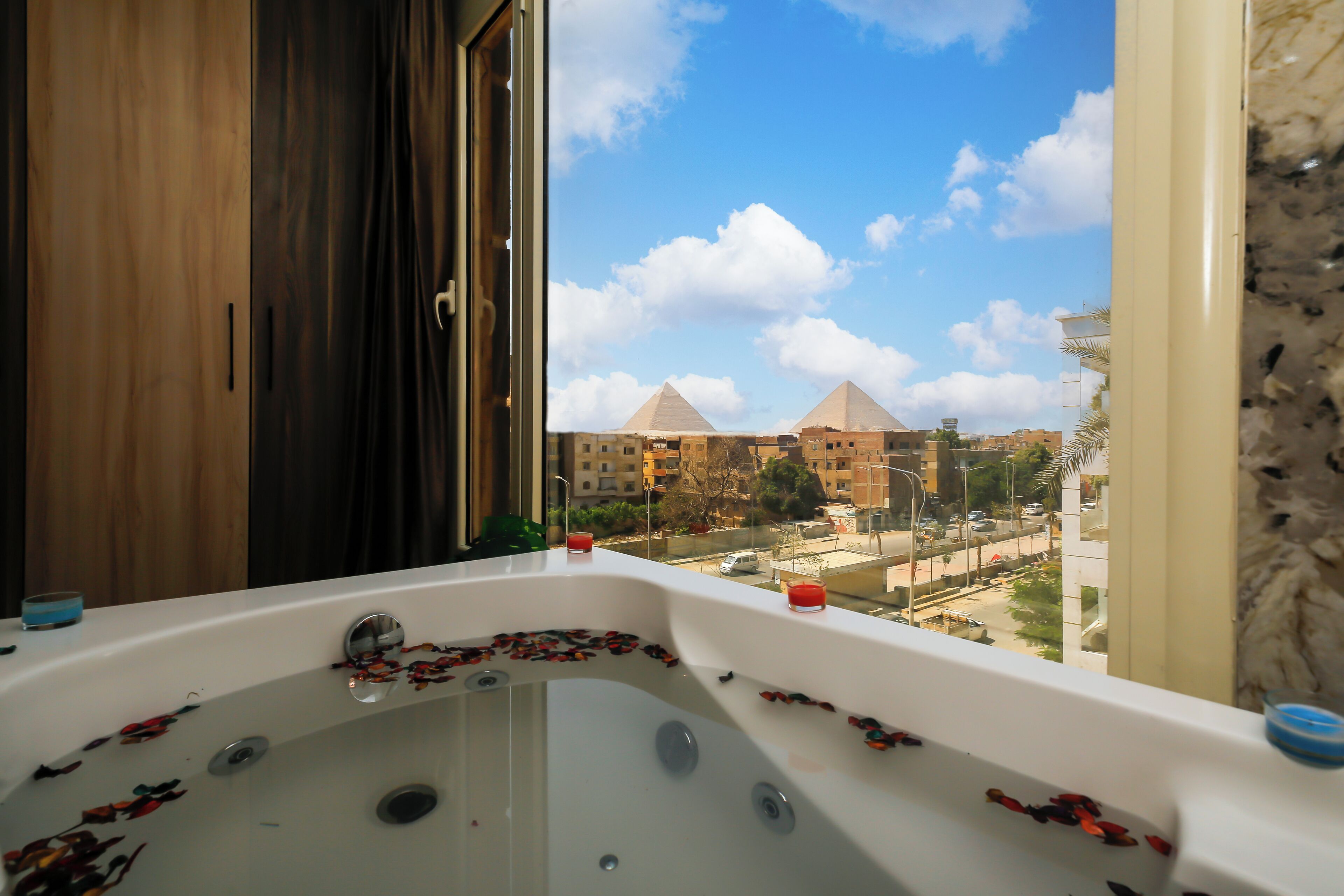 Royal-Dreibettzimmer | Individuell dekoriert, individuell eingerichtet, schallisolierte Zimmer