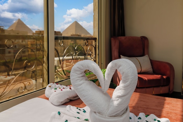 Habitació triple reial | Decoració individual, mobiliari individual i habitacions insonoritzades