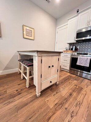 Fridge, microwave, oven, stovetop - Cozy townhome in charming Chattanooga downtown with fastest WiFi, sleep for 5  (Chattanooga)