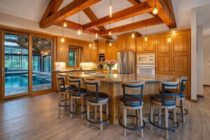 Geladeira, micro-ondas, fogão, cooktop