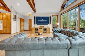 Smart-TV, Kamin, Videospiele, Stereoanlage