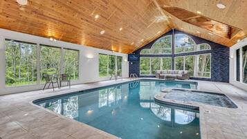 Alberca techada y alberca climatizada