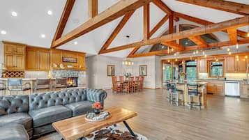 Smart TV, chimenea, videojuegos y estéreo