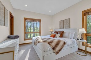 4 bedrooms, desk, travel crib, WiFi - Hidden Hills Estate | Indoor Pool · Sauna · Luxe (Two Rivers)