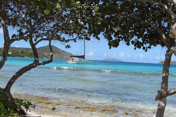 Ligstoelen aan het strand, strandlakens