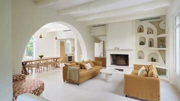 Smart-tv, een open haard en een tafeltennistafel