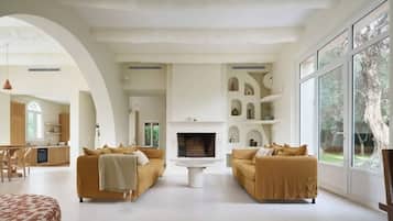 Smart-tv, een open haard en een tafeltennistafel