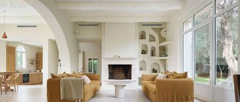 Smart TV, fireplace, ping pong