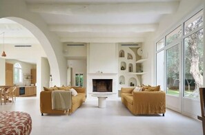 TV connectée, cheminée, table de tennis de table