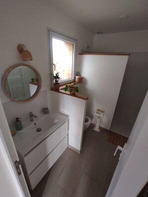 Hårføner, håndklær og toalettpapir