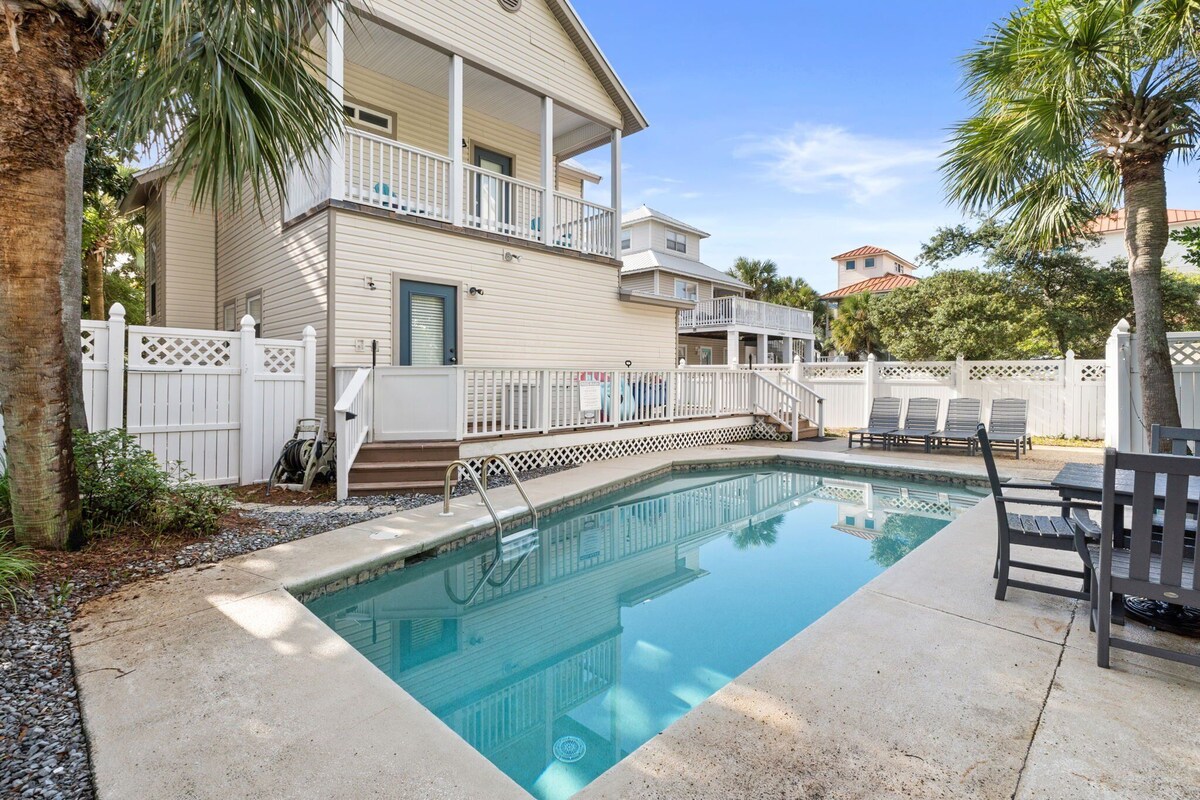 Sandy at the Beach: Pet-friendly 3-bedroom home with private pool in Destin's Crystal Beach.