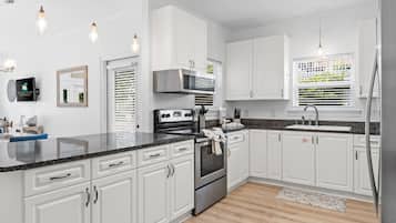 Een koelkast, een magnetron, een oven, een kookplaat