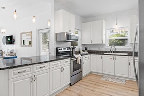 Kjøleskap, mikrobølgeovn, ovn og kokeplater