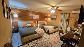 ห้องดีลักซ์ดับเบิล | Wi-Fi ฟรี, ผ้าปูที่นอน