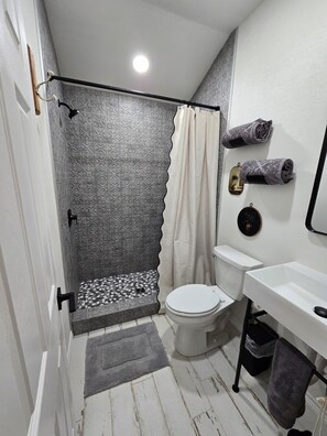 Ducha, secador de pelo, toallas, jabón