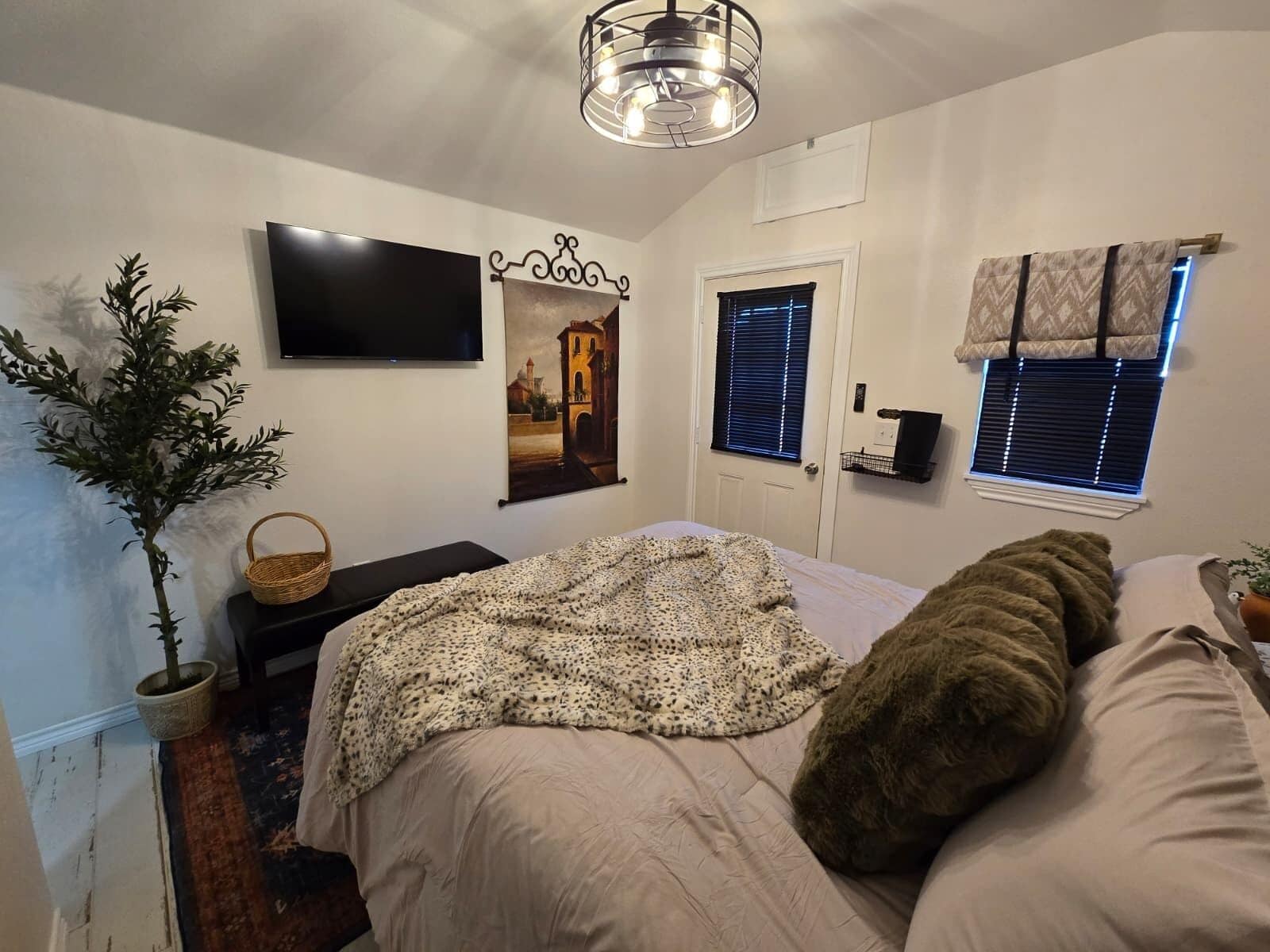 Superior Cabin | Free WiFi, bed sheets