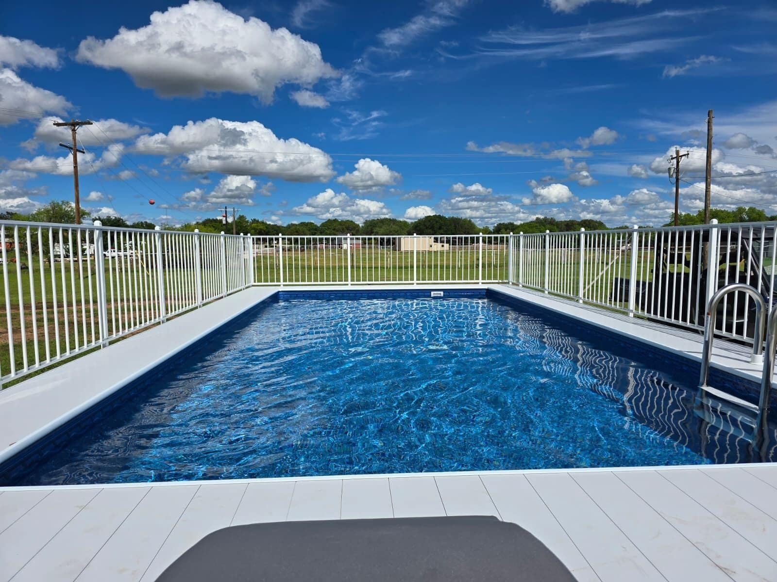 Kauden mukainen ulkouima-allas