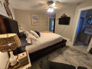 Deluxe Single Room | Free WiFi, bed sheets